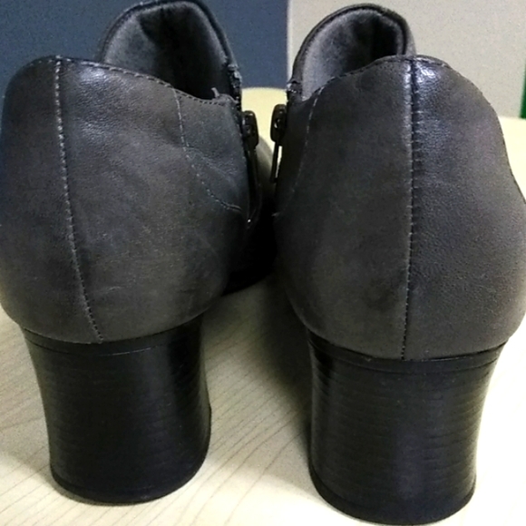 Clarks Side-Zip Shooties Womens Size 7W Grey Leather Booties Pumps 2.25" Heels - Picture 5 of 8